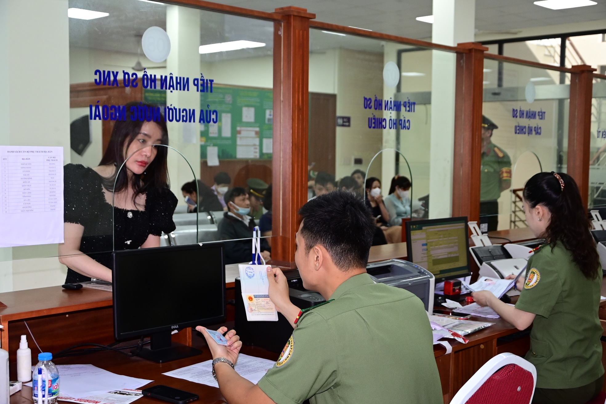 Người dân gửi thư cảm ơn Phòng Tham mưu và Phòng Quản lý xuất nhập cảnh